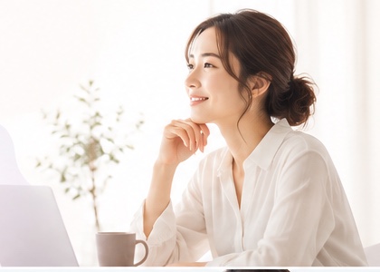 ノートパソコンの前で考えを整理する女性のイメージ